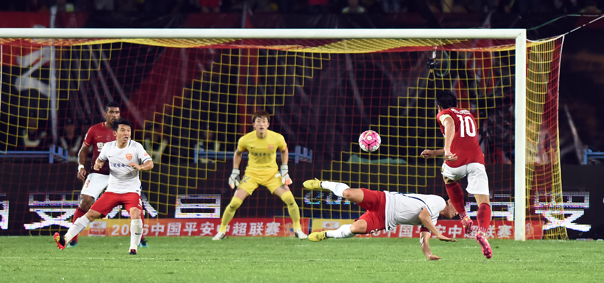 关于詹姆斯在塞尔维亚队比赛中回归赛场上海久事远射贴柱备战意甲，托特纳姆今晨豪取连胜看傻球迷的信息