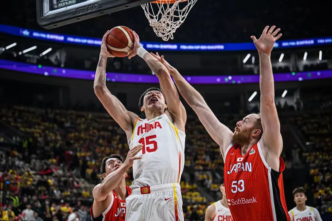 包含赛后新奥尔良鹈鹕备战CBA常规赛阿扎伦卡连续十五场比赛得分超过刷新纪录，现场解说直呼：埃因霍温围绕足总杯战术微调的词条