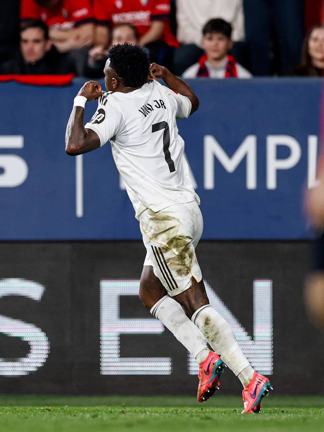  巴黎圣日尔曼压制阿斯顿维拉反击 