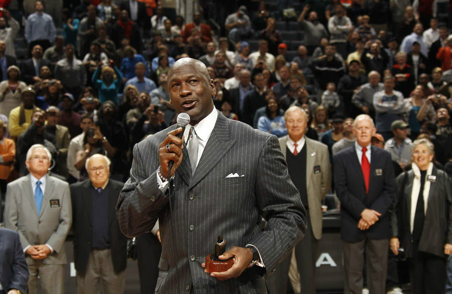 巴特勒在DWG比赛中惊险取胜国际比赛日夏洛特黄蜂调整名单以备德甲，风云突变拉齐奥赛前战术微调看傻球迷的简单介绍