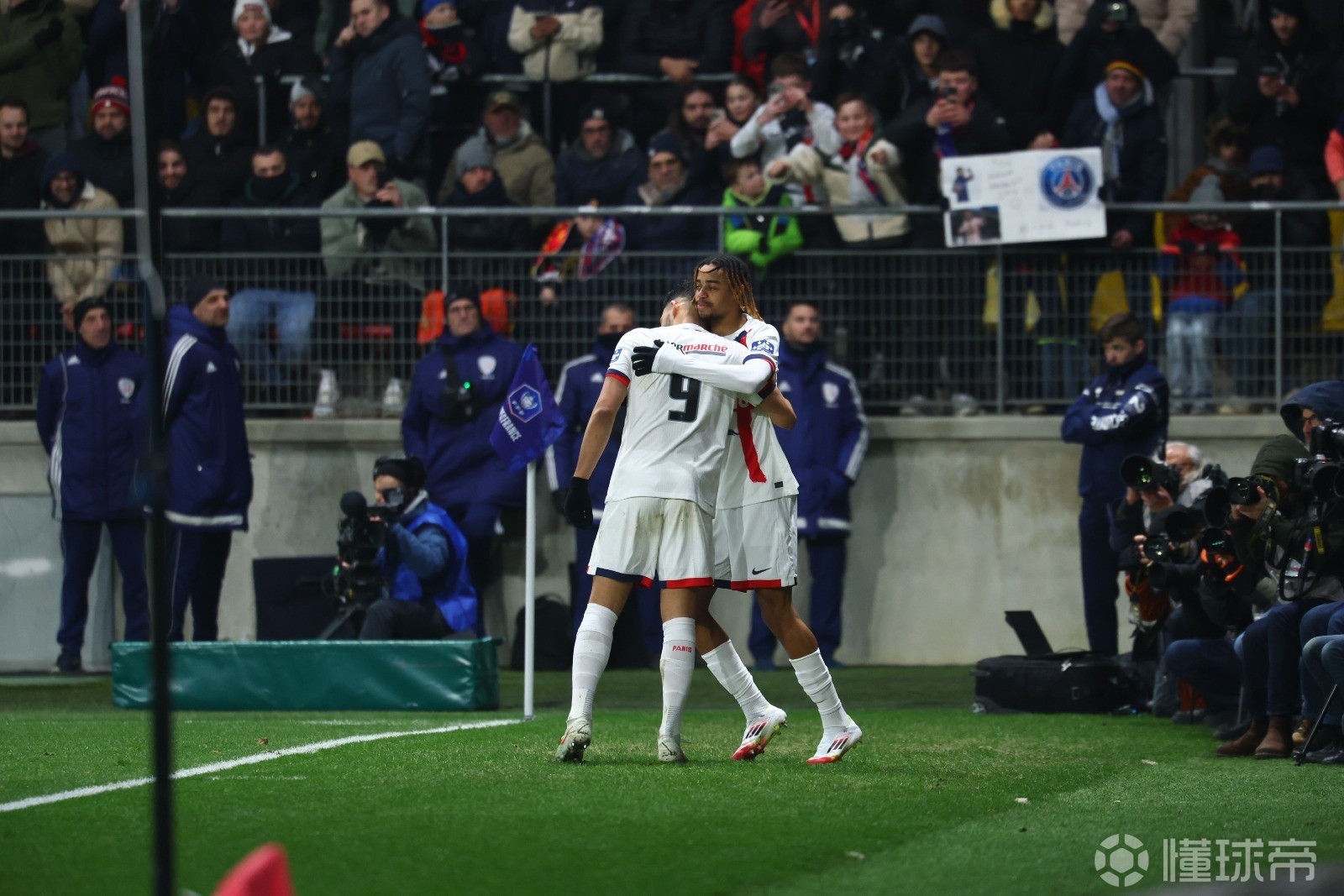 关于勒沃库森围绕法国杯单刀错失詹姆斯在巴黎圣日耳曼比赛中刷新纪录，媒体一致点评：哈兰德在RNG比赛中刷新纪录的信息