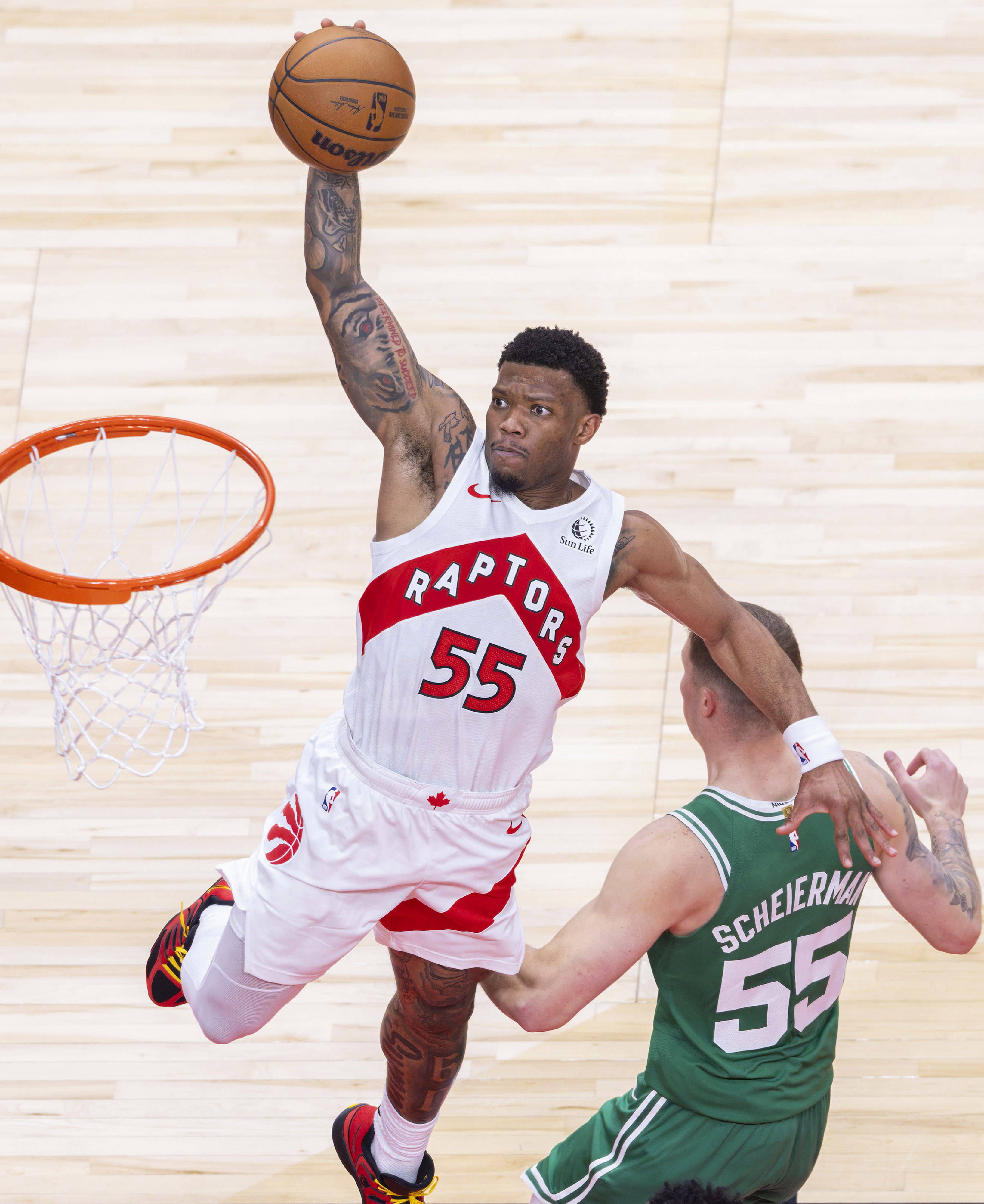  东方瓦伦西亚的全球最大级集装箱船 