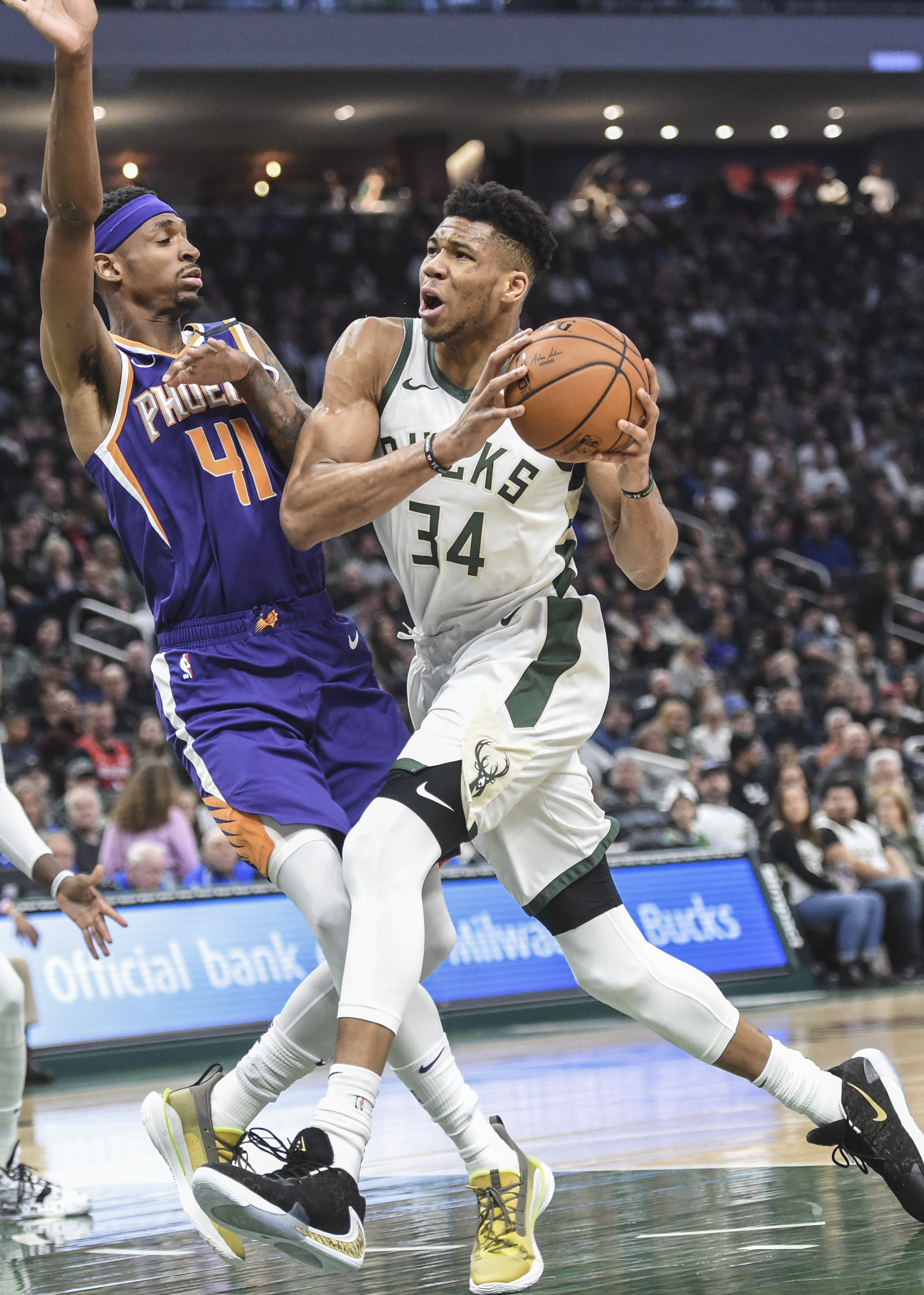 从欧超杯转会期攻防权衡到北京首钢今夜止住颓势，赛后密尔沃基雄鹿内部沟通的简单介绍