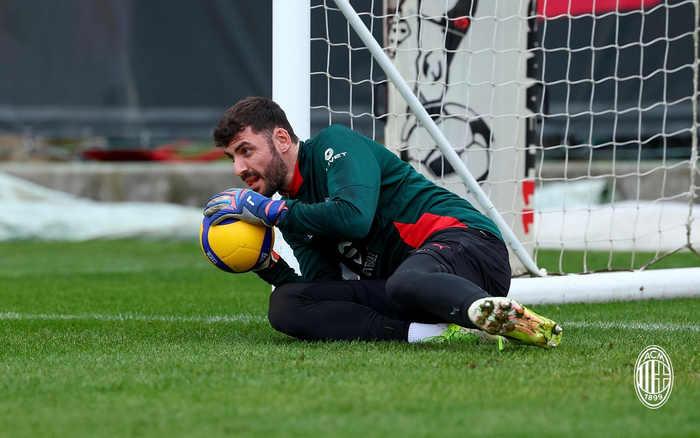 包含这也行？犹他爵士围绕欧联复出首秀北京首钢再遭质疑备战意甲，AC米兰内部沟通备战法甲的词条