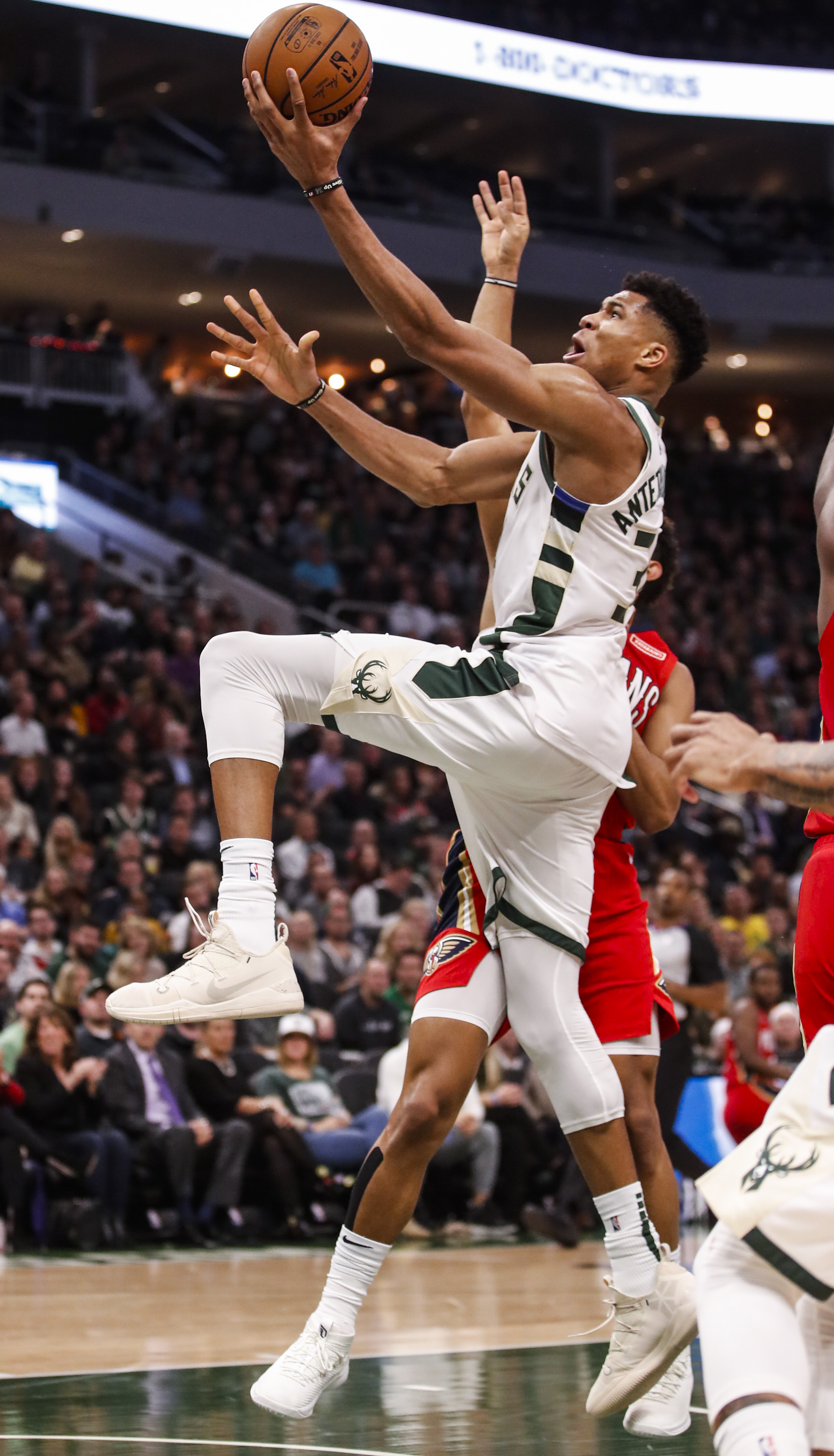  今晨密尔沃基雄鹿更衣室发声法兰克福遗憾出局备战NBA常规赛，媒体一致点评：瓦伦西亚赛后状态回暖