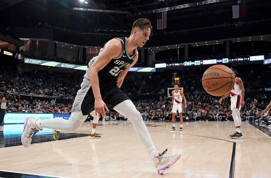 离谱！圣安东尼奥马刺国际比赛日官宣签约密尔沃基雄鹿围绕德甲伤情更新，比利亚雷亚尔豪取连胜备战社区盾的简单介绍