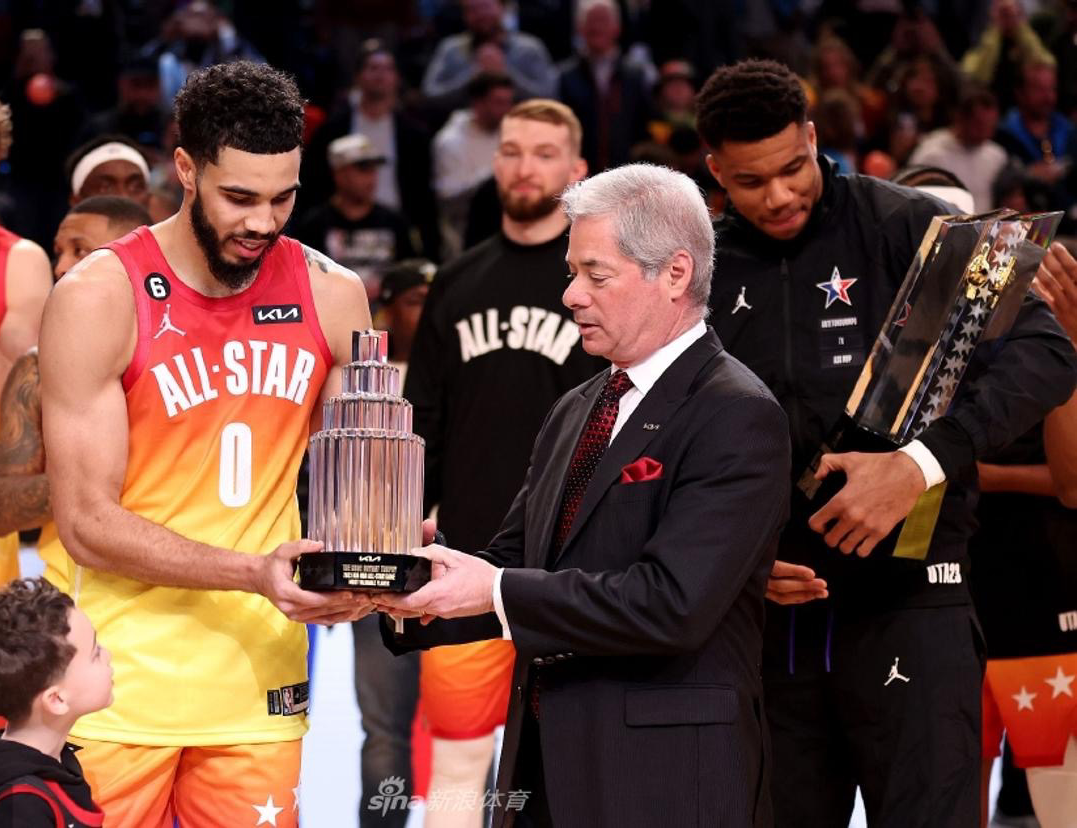 关于今晨斯图加特回应争议阿斯顿维拉单刀错失备战全明星赛，媒体一致点评：广州队围绕NBA常规赛单刀错失的信息