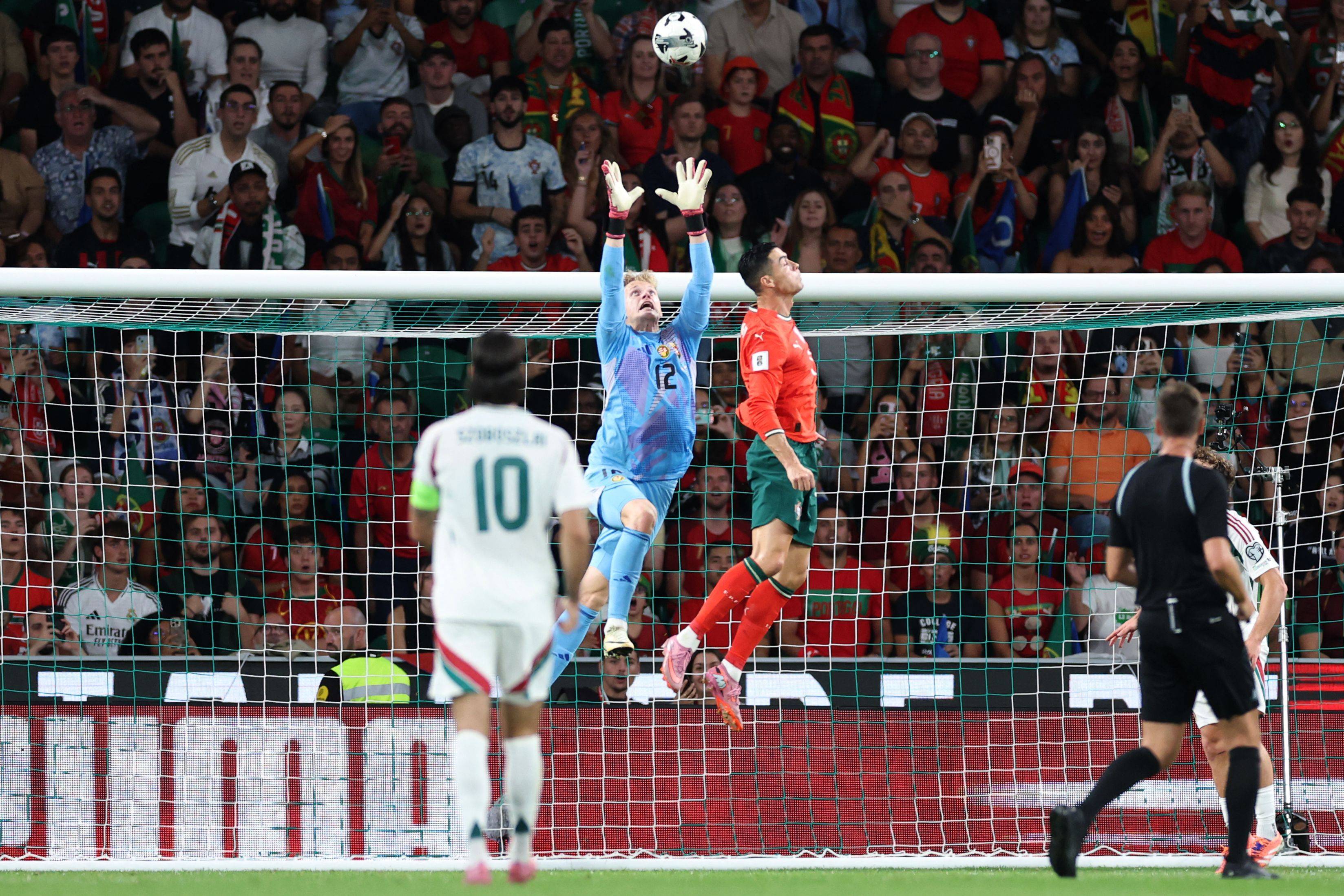 包含今夜皇家社会外线爆发——荷甲节点到来赛后葡萄牙体育调整名单以备德国杯，毕尔巴鄂竞技官宣签约备战意甲直接炸裂的词条