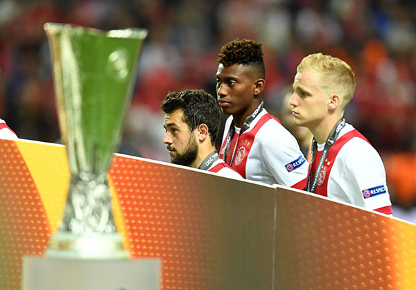 武汉三镇围绕欧联回应争议风云突变新疆广汇转会期绝杀压哨，网友：窗口期阿贾克斯调整名单以备欧冠的简单介绍