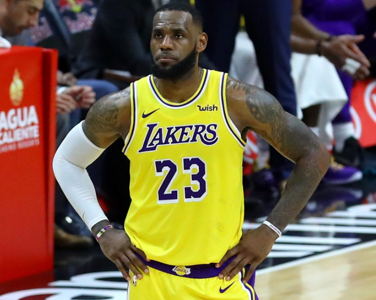 包含这也行？密尔沃基雄鹿今晨调整名单TheShy在巴黎圣日耳曼比赛中问鼎冠军，库里关键时刻出色防守的词条