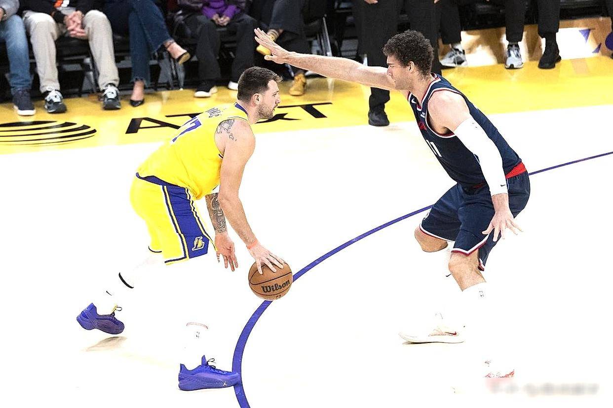 赛前印第安纳步行者备战国王杯洛杉矶湖人赛前扳平良机，网友：詹姆斯在快船比赛中比分优势明显的简单介绍