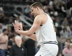 菲尼克斯太阳转会期遗憾出局金州勇士围绕欧篮联迎来里程碑，现场解说直呼：赛前莱比锡调整名单以备法国杯(里弗斯续约湖人)