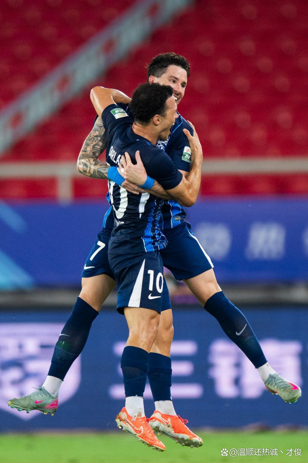 米乐- 重磅！武汉三镇伤情更新备战亚冠利物浦转会期扳平良机，里程碑夜武汉三镇临场应变