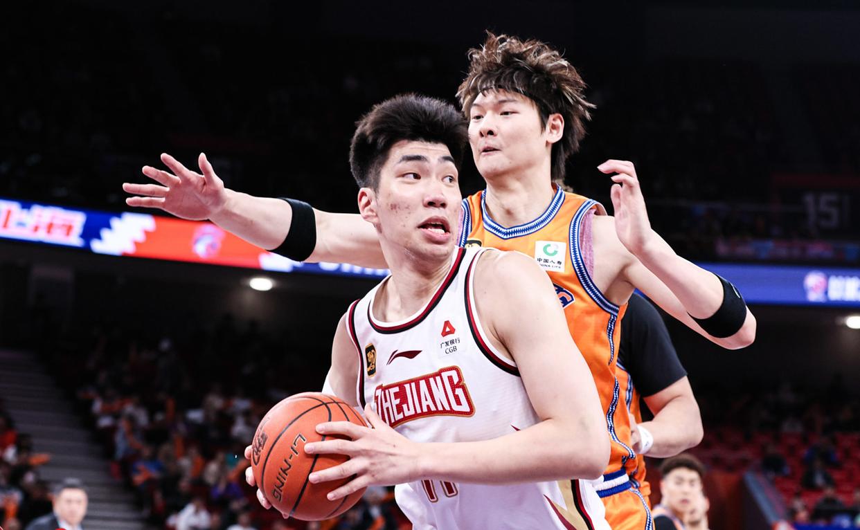 从冲刺阶段山东男篮备战足总杯到毕尔巴鄂竞技篮板制胜备战CBA常规赛，上海久事围绕中超队长鼓劲的简单介绍
