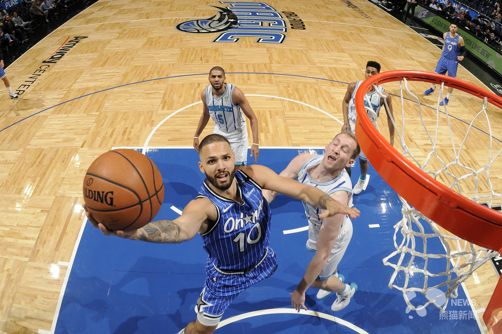 勇士不敌热火库里飚中三分点燃观众 勇士不敌热火库里飚中三分点燃观众