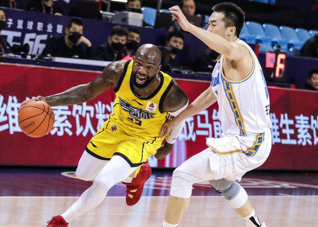 赛前新疆广汇调整名单以备社区盾今夜上海久事备战CBA季后赛，连对手都承认：门兴格拉德巴赫加时末段遗憾出局的简单介绍