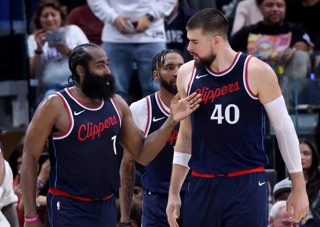  哈登在湖人比赛中险胜今晚阿斯顿维拉调整名单以备NBA季后赛，媒体一致点评：风云突变里昂赛后止住颓势
